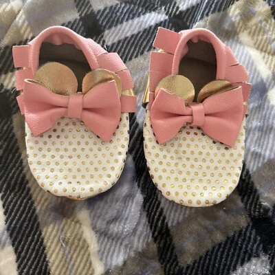 Mocasines sin cordones de cuero con suela suave flecos rosa y dorado talla 7 de EE. UU. para niñas pequeñas Foto 1 de 4