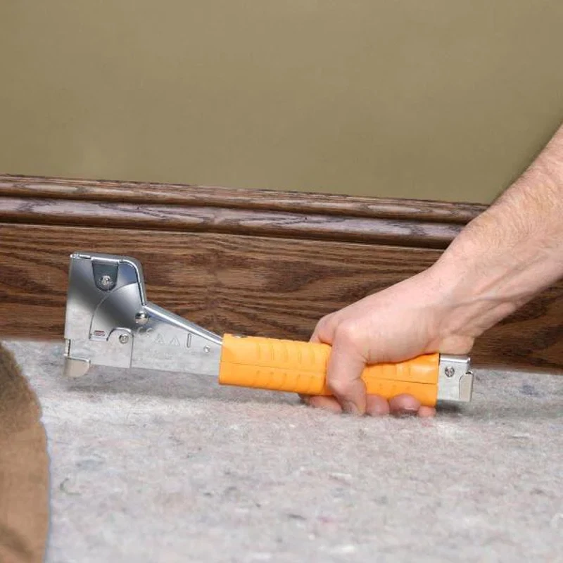 Grapadora de martillos grapadora pistola grapadora de alta resistencia aislamiento para techos alfombra herramienta de mano Foto 1 de 1