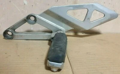 1993 Suzuki GSXR1100 GSXR 1100 W left riders foot peg rest hanger bracket 927 — 第 1/4 张图片