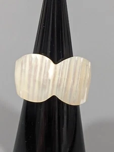 Beachy Coastal White MOP Shell Curved Band Ring Size 6 - Picture 1 of 9