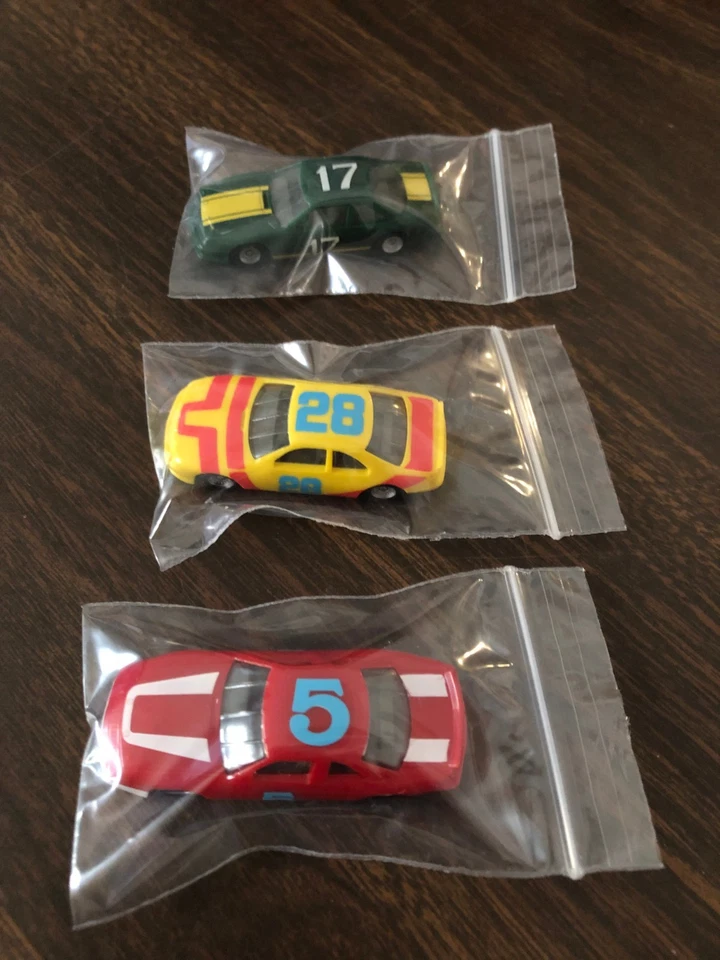 Juego de 3 coches de carreras mini exactos con monograma a escala HO sueltos Foto 1 de 1