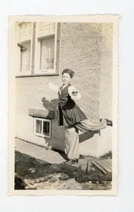 Junge im Tanzkostüm in Tanzpose Vintage Kostüm Schnappschuss Foto - Bild 1 von 3