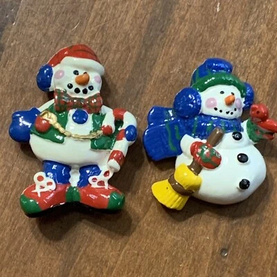 Dos dijes de muñecos de nieve con respaldo plano, 1 1/2", vacaciones Navidad muñeco de nieve invierno Foto 1 de 4