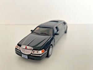 Kinsmart 1999 Lincoln Town Car Stretch Limo New York City 1/38