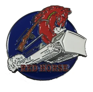 Pin Charlie de carga de caballo rojo de la USAF - negocio propiedad de veteranos - Imagen 1 de 1