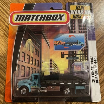 Matchbox Real Working Rigs International Durastar 4400 2010 con cabina azul Foto 1 de 3