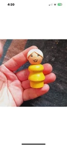 Vintage Holz Fisher-Price Little People Oma Figur mit gelbem Kleid. - Bild 1 von 4