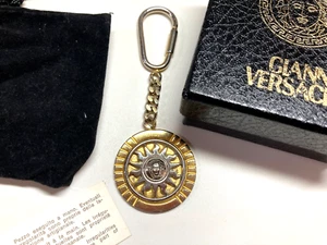 GIANNI VERSACE VINTAGE '90s MEDUSA SUNBURST METAL KEY CHAIN ROUND ITALY GOLD - Picture 1 of 18