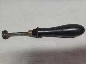 Vintage schwarz Holzgriff Nähwerkzeug Trennrad - Bild 1 von 5