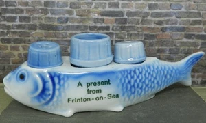 Juego de agitadores de sal de cerámica de pimienta de pescado azul extranjero Frinton on Sea de colección recuerdo - Imagen 1 de 11