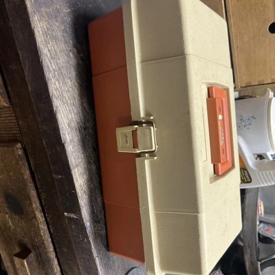 Caja de aparejos Plano 5520 vintage llena de aparejos. Frascos de madera señuelos almizclados ¡y más! Foto 1 de 4