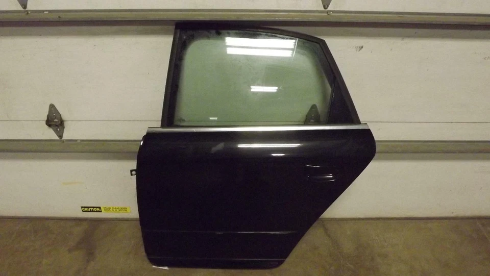 06-08 AUDI A4 S-Line Left Driver Side L Black  Rear Door  - Imagem 1 de 4