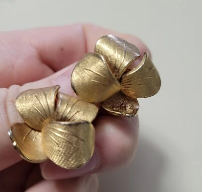 Pendientes con clip de flores vintage firmados por CORO tono dorado años 60 Foto 1 de 3