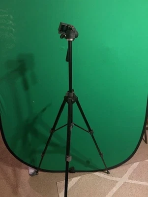 SLIK 1000 Made in Japan 5114 Tripod with Easy Release Post Tension Adjustable  - Image 1 of 4