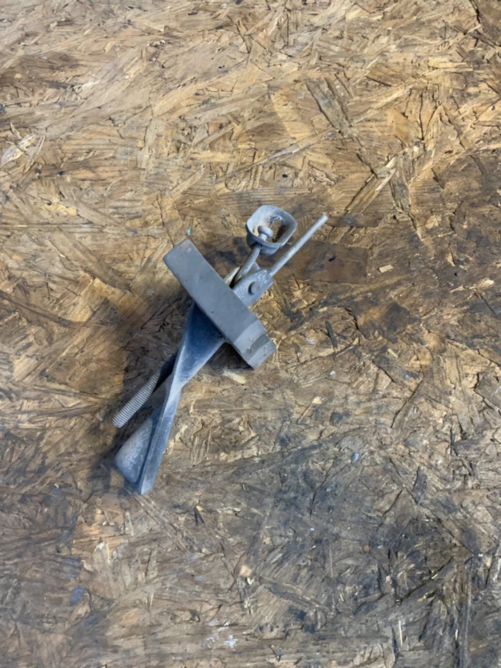 2004-2006 DODGE DURANGO  REAR EMERGENCY PARKING BRAKE CABLE bracket - Image 1 of 3