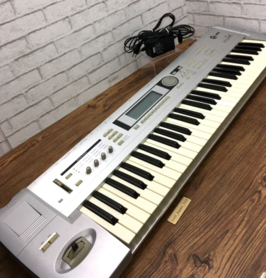 Korg Triton Le 61 Tasten Keyboard Synthesizer Musik Le61 silber mit Adapter - Bild 1 von 4