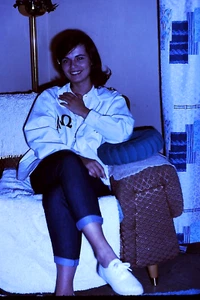1964-Vintage 35mm Slide, Lady Modeling, sitting for Amateur Photographer # 7084 - Picture 1 of 1