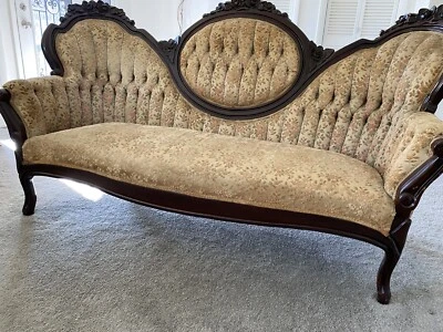 Sofá y silla victoriana y 2 sillas a juego y una otomana a juego Foto 1 de 3