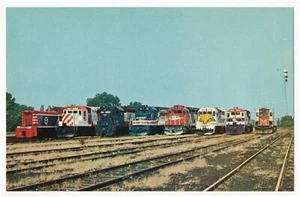 Locomotoras rojas, blancas y azules de la alineación del Bicentenario en el ferrocarril Belt de Chicago - Imagen 1 de 2