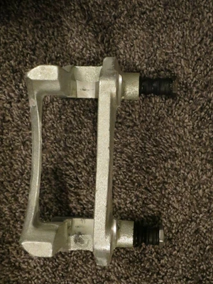 Soporte de pinza de disco delantero izquierdo Ford Fiesta OEM BE8Z2B292A Foto 1 de 4