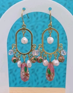 Atemberaubende goldfarbene & rosa Cloisonne Emaille Perlen Ohrhänger Design Ohrringe - Bild 1 von 7