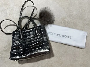 Bolso Bandolera Michael Kors Mercer Plateado Cuero Cocodrilo Repujado - Imagen 1 de 10