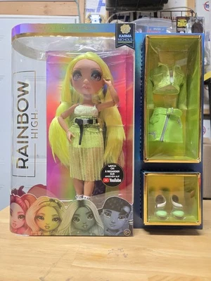 Muñeca de moda Rainbow High KARMA NICHOLS Wave 2 VERDE NEÓN nueva Foto 1 de 2