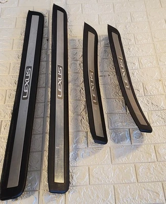 98-05 LEXUS GS300 GS400 GS430 UMBRAL DE PUERTA DELANTERA Y TRASERA JUEGO DE CUATRO PLACAS DE DESGASTE OEM Foto 1 de 4