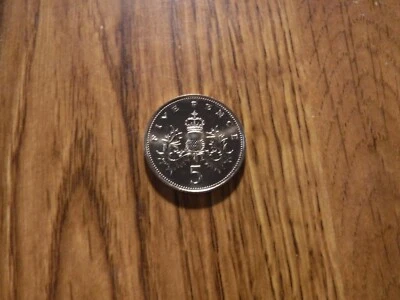 ONE GREAT BRITAIN 5 PENCE 1982 UNCIRCULATED COIN (G43) - Image 1 of 2