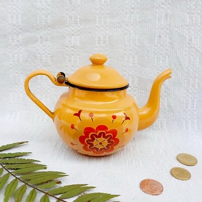 Hervidor de agua esmaltado amarillo vintage olla pequeña Italia esmalte decoración de granja antigua  Foto 1 de 4
