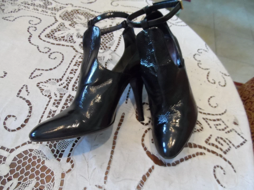 Zapatos de salón Gucci de charol negro con correa en T - Talla 39 (US 9) Foto 1 de 4