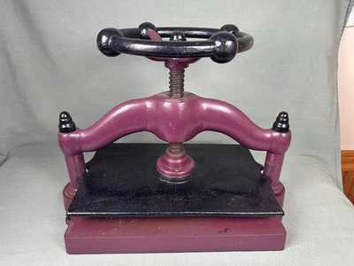 Prensa de encadernação antiga de ferro fundido V pesada 76 libras tamanho maior 20 x 13 1/2 x 11 - Imagem 1 de 4