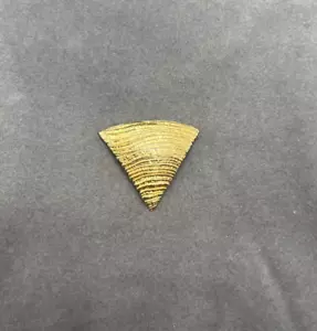 Ciondolo Flora Danica Danimarca argento sterling placcato oro triangolo superficie grezza - Foto 1 di 6