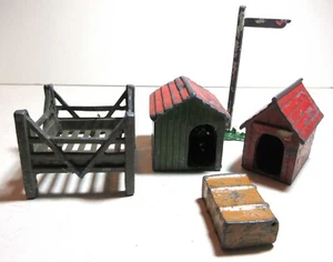 Britains Ltd & Hill & Co. Painted Lead Farm Accessories Dog Kennels & Sign - Picture 1 of 4