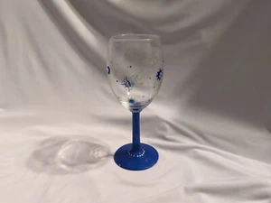 Bicchiere da vino Smithereens decorato a mano "FPHS" "Classe del '74" con gambo cobalto - Usato in ottime condizioni - Foto 1 di 10