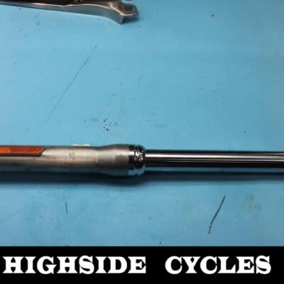 1174 07 HARLEY-DAVIDSON DYNA HORQUILLA DELANTERA DERECHA AMORTIGUADOR SUSPENSIÓN 49MM Foto 1 de 4