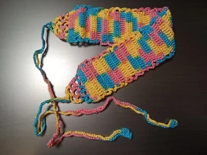 Diadema de ganchillo hecha a mano MULTICOLOR AMARILLO ROSA AZUL 2 H X 12 L pulgadas con cuerdas - Imagen 1 de 3