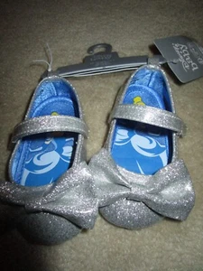 NEW DISNY BABY CINDERELLA SILVER BOW SHOES SIZE 12-18 MONTHS - Picture 1 of 3