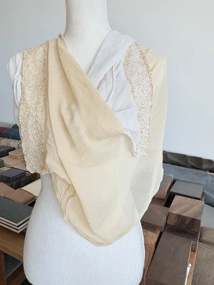 Bufanda transparente beige y blanco con adornos de lentejuelas, Foto 1 de 4