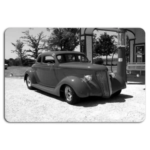 Classic Drive: coche vintage en gasolinera retro - Imagen 1 de 1