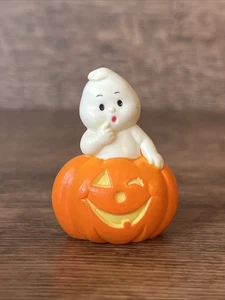 "Estatuilla de colección Halloween Ghost in Winking Pumpkin 1,5"" RUSS BERRIE Hong Kong RARA - Imagen 1 de 6