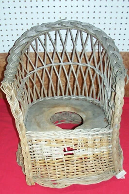 Antigua silla victoriana de mimbre para ir al baño niños niños viejos vintage de ratán Foto 1 de 4