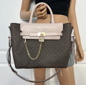 Borsa a tracolla MICHAEL KORS Hamilton Legacy grande in pelle con logo e cintura marrone rosa - Foto 1 di 12