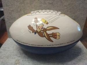 Inflable vintage de fútbol americano Nestlé Nesquik amarillo y azul 12" - Imagen 1 de 3