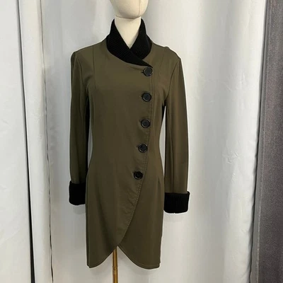 Jaqueta casaco suéter VENUS malha botão assimétrico oliva acabamento tamanho 4 steampunk em excelente estado usado - Imagem 1 de 4