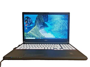 Fujitsu Lifebook E556 Notebook Laptop i5-6200U 2,3 GHZ 8 GB RAM 256 GB SSD #102 - Foto 1 di 9