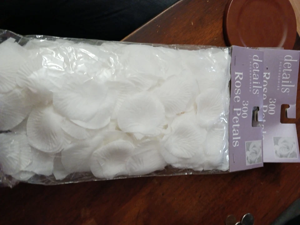 BRAND NEW! White Rose Petals Party Decoration: 300 Pcs (lot Of 2) Total 600 Pcs - Image 1 of 1