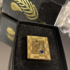 Blatt Wassertropfen Logo Anstecknadel goldfarben rechteckig blau Kunst Edelstein - Bild 1 von 6