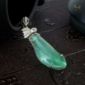 Eisgrüner Jadeit Jade Anhänger, natürliche und durchscheinende Jadeit Jade Halskette - Bild 1 von 8