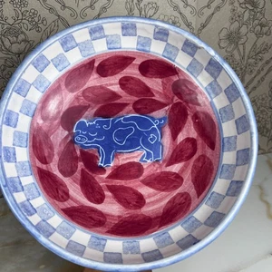 Cuenco decorativo de sopa de cerdo firmado por artista D Lasser 8 pulgadas cerámica de estudio - Imagen 1 de 8